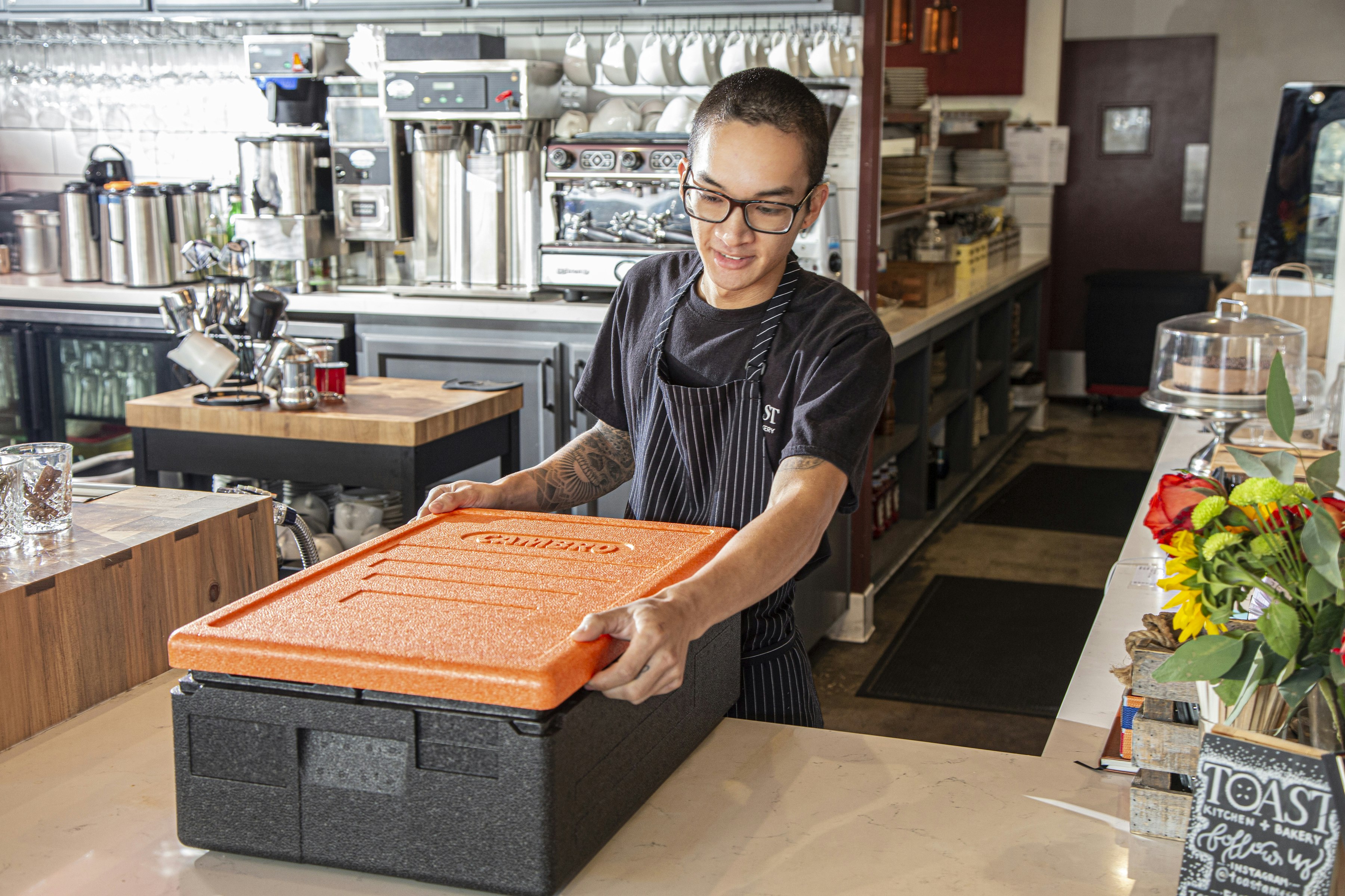 Caja isotérmica para transportar pizza Cam GoBox® FB121 - IberGastro -  Suministros de hostelería online 24h